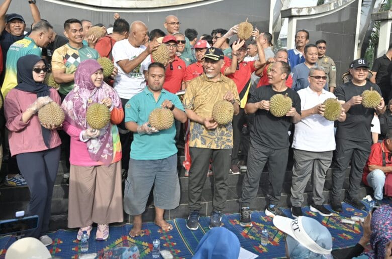 Ribuan Warga ‘Balanjuang’ Durian pada Kegiatan CFD Ribuan Warga ‘Balanjuang’ Durian pada Kegiatan CFD