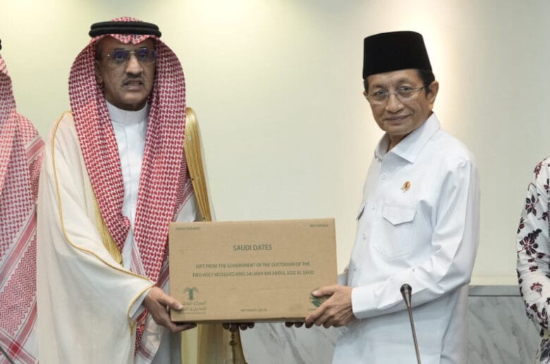 Saudi Berikan 100 Ton Kurma Ramadan untuk Indonesia
Saudi Berikan 100 Ton Kurma Ramadan untuk Indonesia