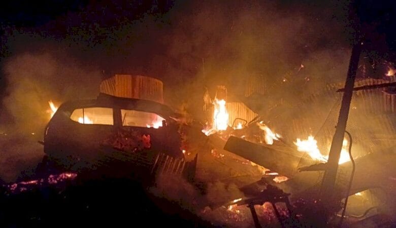 Si Jago Merah Hanguskan Dapur Warga Beserta Mobil dan Becak Si Jago Merah Hanguskan Dapur Warga Beserta Mobil dan Becak Motor