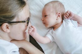 Bunda Wajib Tahu, Ini Tahap Pertumbuhan saat Bayi Mulai Bisa Melihat dan Mendengar