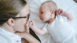 Tahap Pertumbuhan saat Bayi Mulai Bisa Melihat dan Mendengar