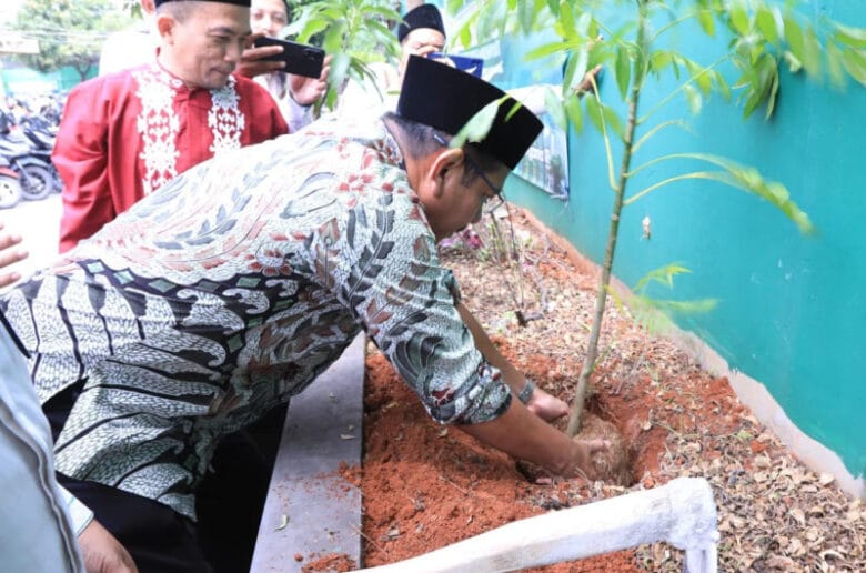 Tarhib Ramadan, Kemenag Bersih-bersih Masjid dan Tanam Satu Juta Pohon
Tarhib Ramadan, Kemenag Bersih-bersih Masjid dan Tanam Satu Juta Pohon