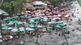 Masyarakat melakukan tradisi balimau menjelang Ramadan, di pemandian Lubuk Minturun, Kecamatan Koto Tangah, Kota Padang, Jumat sore (28/2/2025).