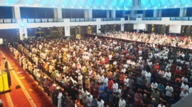 Umat Muslim di Kota Padang dan sekitarnya memadati Masjid Raya Sumbar Syekh Khatib Al Minangkabawi untuk melaksanakan Salat Tarawih perdana pada Jumat malam (28/2). Antusiasme masyarakat terlihat dari membludaknya jamaah yang hadir. Pemerintah secara resmi menetapkan awal Ramadan 1446 Hijriah jatuh pada Sabtu (1/3), berdasarkan hasil sidang isbat. Keputusan awal Ramadan ini disampaikan oleh Menteri Agama Nasaruddin Umar, dalam konferensi pers di Kantor Kementerian Agama (Kemenag), Jakarta Pusat, Jumat malam (28/2/2025).
