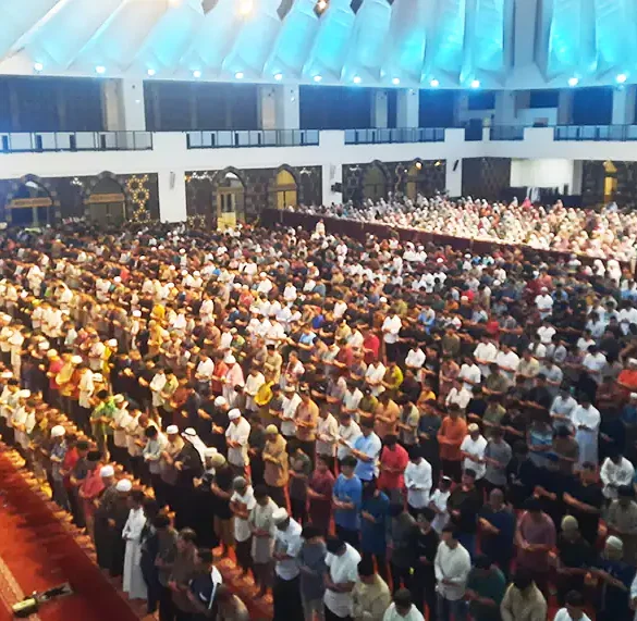 Jemaah Membludak pada Salat Tarawih Perdana di Masjid Syekh Ahmad Khatib Al Minangkabawi