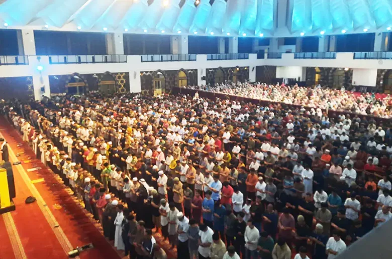 salat tarawih di masjid raya sumbar