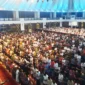 Umat Muslim di Kota Padang dan sekitarnya memadati Masjid Raya Sumbar Syekh Khatib Al Minangkabawi untuk melaksanakan Salat Tarawih perdana pada Jumat malam (28/2). Antusiasme masyarakat terlihat dari membludaknya jamaah yang hadir. Pemerintah secara resmi menetapkan awal Ramadan 1446 Hijriah jatuh pada Sabtu (1/3), berdasarkan hasil sidang isbat. Keputusan awal Ramadan ini disampaikan oleh Menteri Agama Nasaruddin Umar, dalam konferensi pers di Kantor Kementerian Agama (Kemenag), Jakarta Pusat, Jumat malam (28/2/2025).