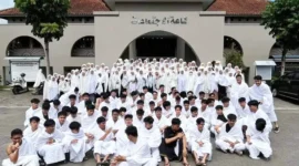 Santri Ponpes Darul Arqam Muhammadiyah Garut melaksanakan umroh satu angkatan.