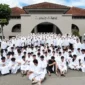 Santri Ponpes Darul Arqam Muhammadiyah Garut melaksanakan umroh satu angkatan.