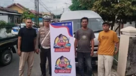 Personel Satlantas polresta Padang berikan edukasi dan sosialisasi hotline 110 kepada sopir dan penumpang angkutan mudik lebaran.