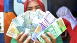 Penukaran uang baru secara resmi di Bank Indonesia.