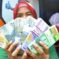 Penukaran uang baru secara resmi di Bank Indonesia.