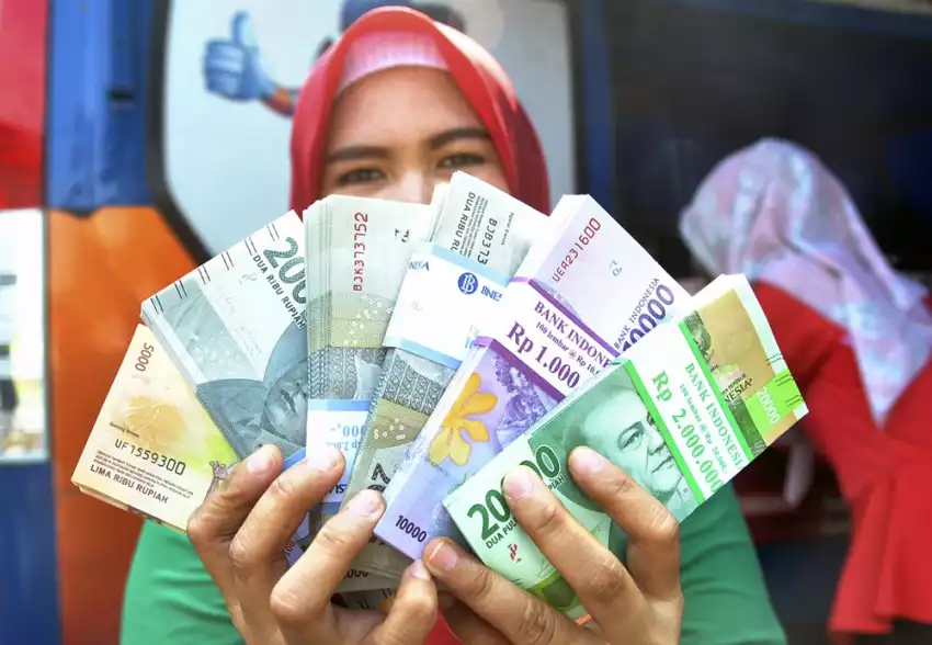 Penukaran uang baru secara resmi di Bank Indonesia.