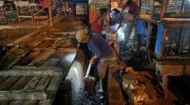Atasi Genangan Air, DPUPR Kota Padang Keruk Drainase di Sejumlah Titik