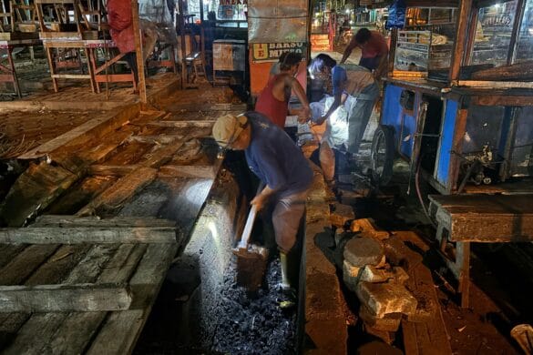 Atasi Genangan Air, DPUPR Kota Padang Keruk Drainase di Sejumlah Titik
