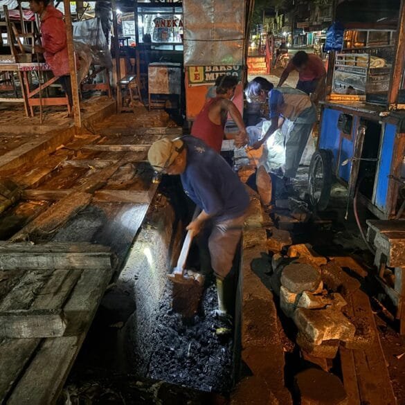 Atasi Genangan Air, DPUPR Kota Padang Keruk Drainase di Sejumlah Titik