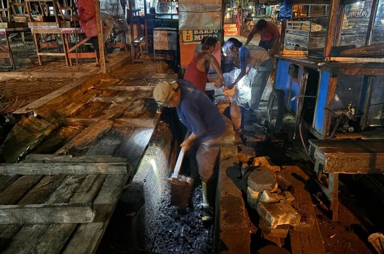 Atasi Genangan Air, DPUPR Kota Padang Keruk Drainase di Sejumlah Titik
