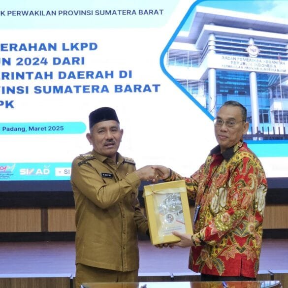 Bupati Safni Serahkan LKPD 2024 ke BPK Sumbar