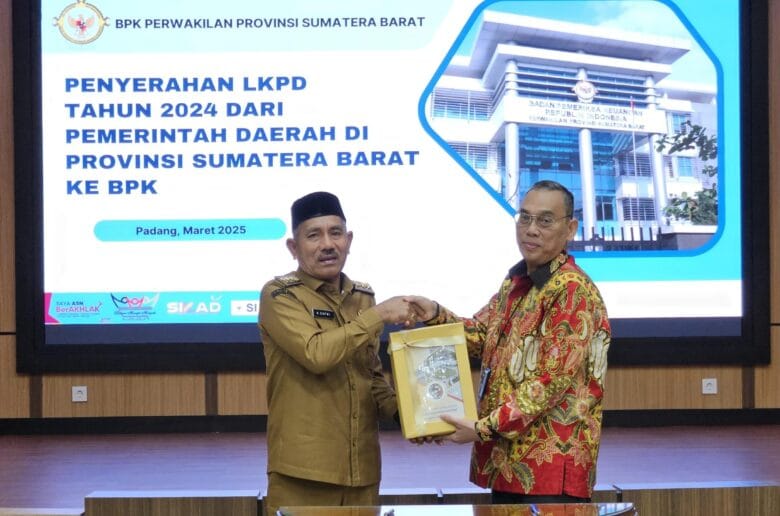 Bupati Safni Serahkan LKPD 2024 ke BPK Sumbar