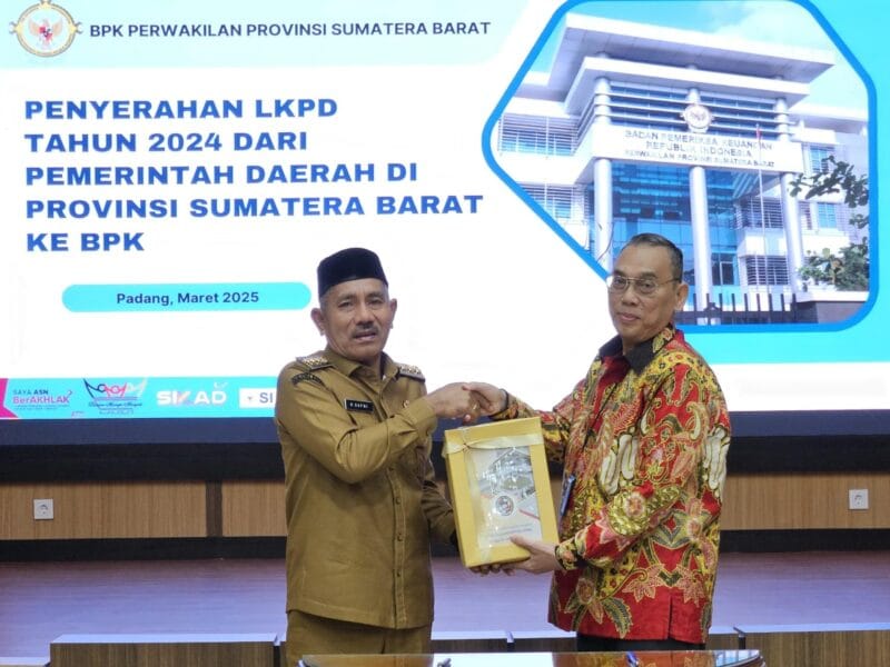 Bupati Safni Serahkan LKPD 2024 ke BPK Sumbar Bupati Safni Serahkan LKPD 2024 ke BPK Sumbar