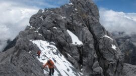 Puncak Carztens, Papua.