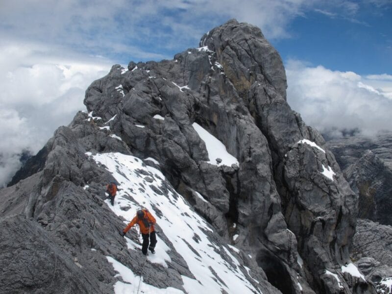 Puncak Carztens, Papua.