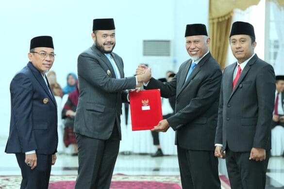 Fadly Amran dan Maigus Nasir Terima SK Pelantikan