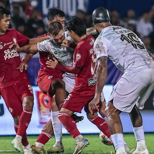 Takluk dari Persib, Semen Padang FC kembali Terpuruk di Zona Degradasi
