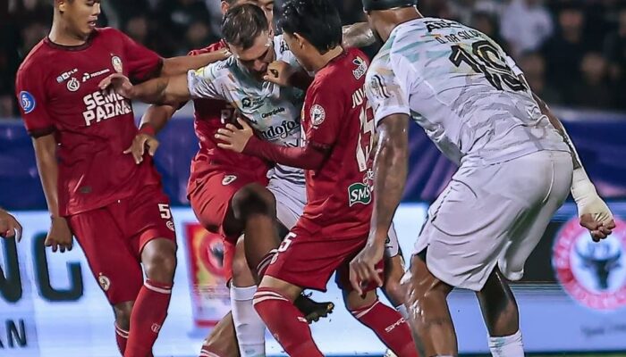 Takluk dari Persib, Semen Padang FC kembali Terpuruk di Zona Degradasi