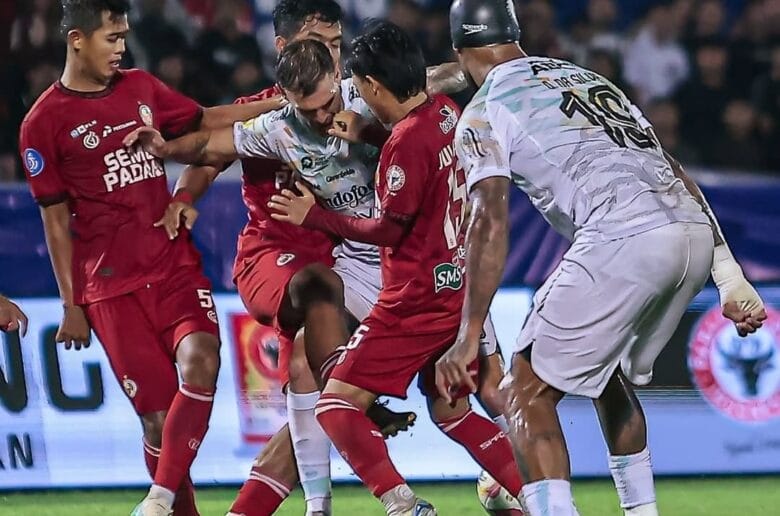 Semen Padang FC vs Persib Bandung Pertandingan Semen Padang FC vs Persib Bandung di GOR H. Agus Salim, Senin malam (10/3/2025). (IG semenpadangfc)