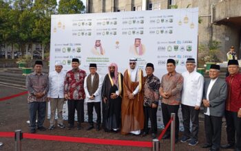 Atase Arab Saudi Berbuka Puasa dan Bagi bagi Alquran serta buah Kurma di Unand 