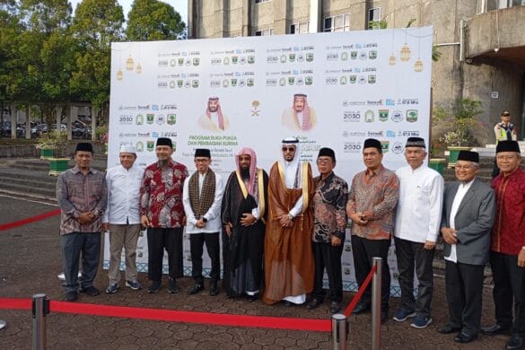 Atase Arab Saudi Berbuka Puasa dan Bagi bagi Alquran serta buah Kurma di Unand 