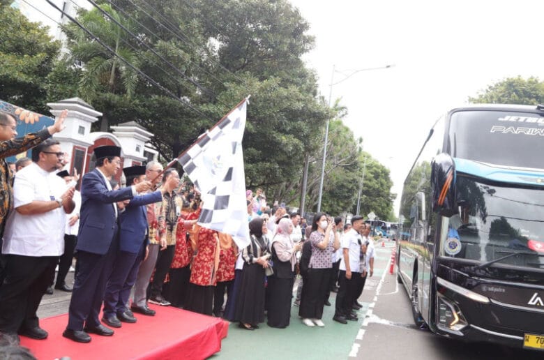 Kementerian Agama Lepas Ratusan Peserta Program Mudik Gratis 1446 H/2025
Kementerian Agama Lepas Ratusan Peserta Program Mudik Gratis 1446 H/2025 M
