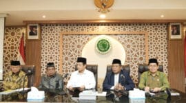 
Menag Nasaruddin Umar Silaturahim ke MUI, Serahkan Bantuan Rp 3 Miliar

