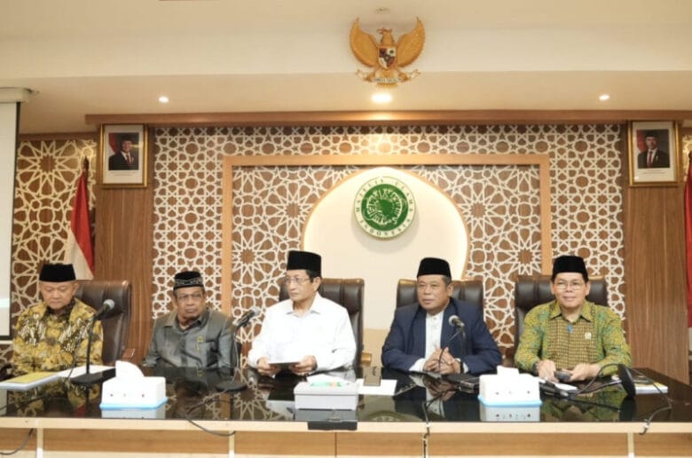 
Menag Nasaruddin Umar Silaturahim ke MUI, Serahkan Bantuan Rp 3 Miliar
