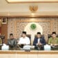 
Menag Nasaruddin Umar Silaturahim ke MUI, Serahkan Bantuan Rp 3 Miliar
