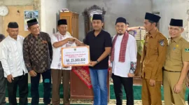 Wakil Gubernur Sumbar, Vasko Ruseimy, menyerahkan bantuan rehabilitasi senilai Rp25 juta kepada Masjid Tazkir Bela Negara, di Jorong Aie Angek, Nagari Koto Tinggi, Kecamatan Gunuang Omeh, Kabupaten Limapuluh Kota, Senin (3/3/205).