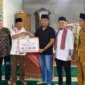 Wakil Gubernur Sumbar, Vasko Ruseimy, menyerahkan bantuan rehabilitasi senilai Rp25 juta kepada Masjid Tazkir Bela Negara, di Jorong Aie Angek, Nagari Koto Tinggi, Kecamatan Gunuang Omeh, Kabupaten Limapuluh Kota, Senin (3/3/205).