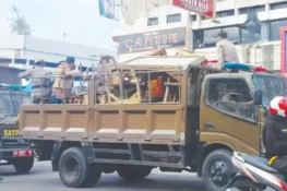 Kios di Fase VII Banyak Kosong, PKL Tetap Nekat Berjualan di Badan Jalan