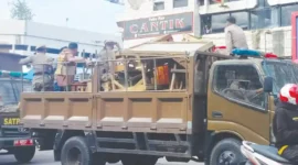 Petugas Satpol PP Padan menertibkan PKL yang berjualan di badan jalan Pasa Raya Padang, Jumat (21/3/2025).