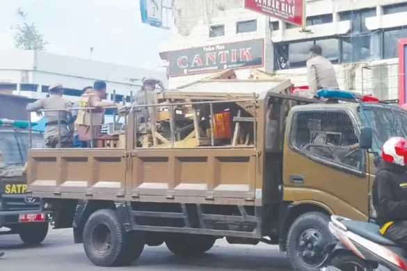 Kios di Fase VII Banyak Kosong, PKL Tetap Nekat Berjualan di Badan Jalan