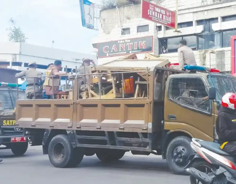 Petugas Satpol PP Padan menertibkan PKL yang berjualan di badan jalan Pasa Raya Padang, Jumat (21/3/2025).
