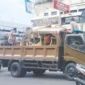 Petugas Satpol PP Padan menertibkan PKL yang berjualan di badan jalan Pasa Raya Padang, Jumat (21/3/2025).
