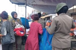 Pedagang di Badan Jalan Pasar Raya Padang Kembali Ditertibkan