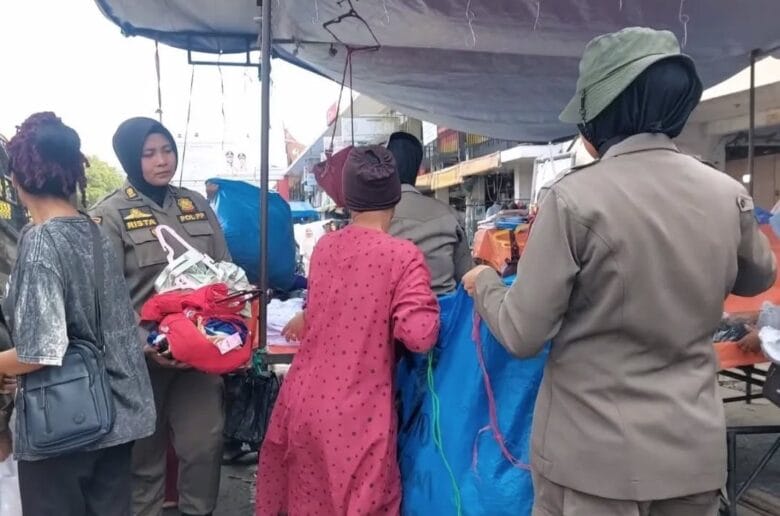 Pedagang di Badan Jalan Pasar Raya Padang Kembali Ditertibkan