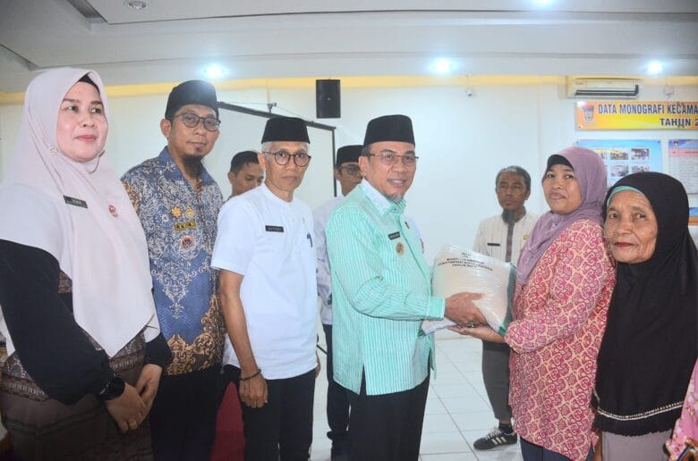 Pemko Padang Salurkan Bantuan Beras untuk Warga Rentan Pangan Pemko Padang Salurkan Bantuan Beras untuk Warga Rentan Pangan