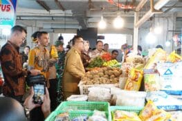 Wali Kota Hendri Arnis Tinjau Harga Bahan Pokok di Pasar Pusat Padang Panjang