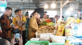 Wali Kota Padang Panjang Tinjau Harga Bahan Pokok di Pasar Pusat