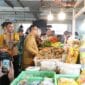 Wali Kota Padang Panjang Tinjau Harga Bahan Pokok di Pasar Pusat