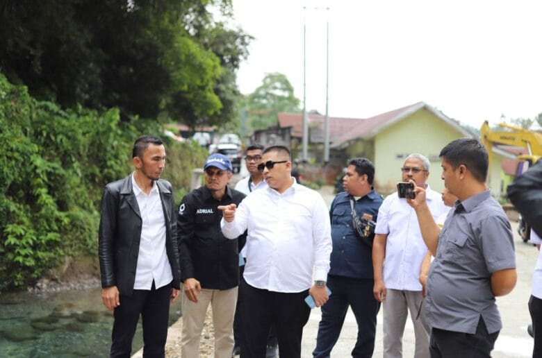 Wali Kota Padang Panjang Tinjau Pembangunan Jalan di Lubuk Mata Wali Kota Padang Panjang Tinjau Pembangunan Jalan di Lubuk Mata Kucing
